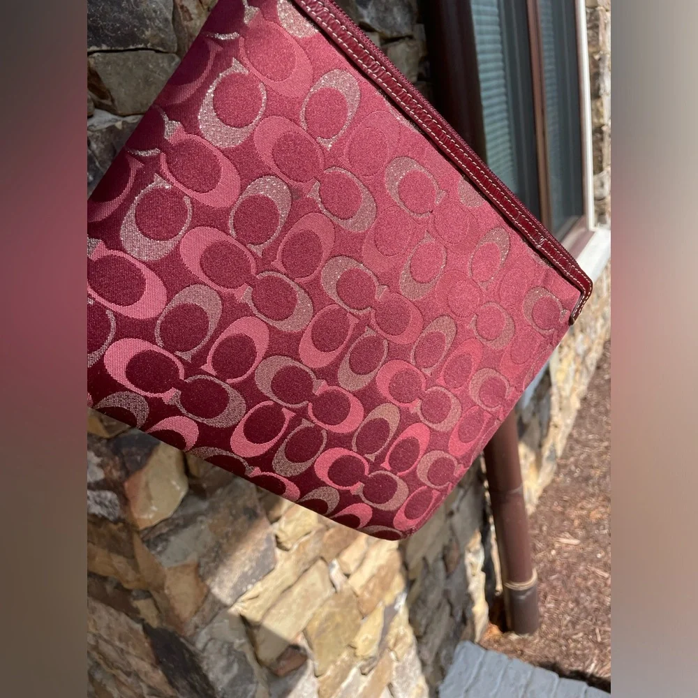 Coach iPad Case Sleeve Signature
Logo tablet iPad sleeve case - Picture 11 of 11